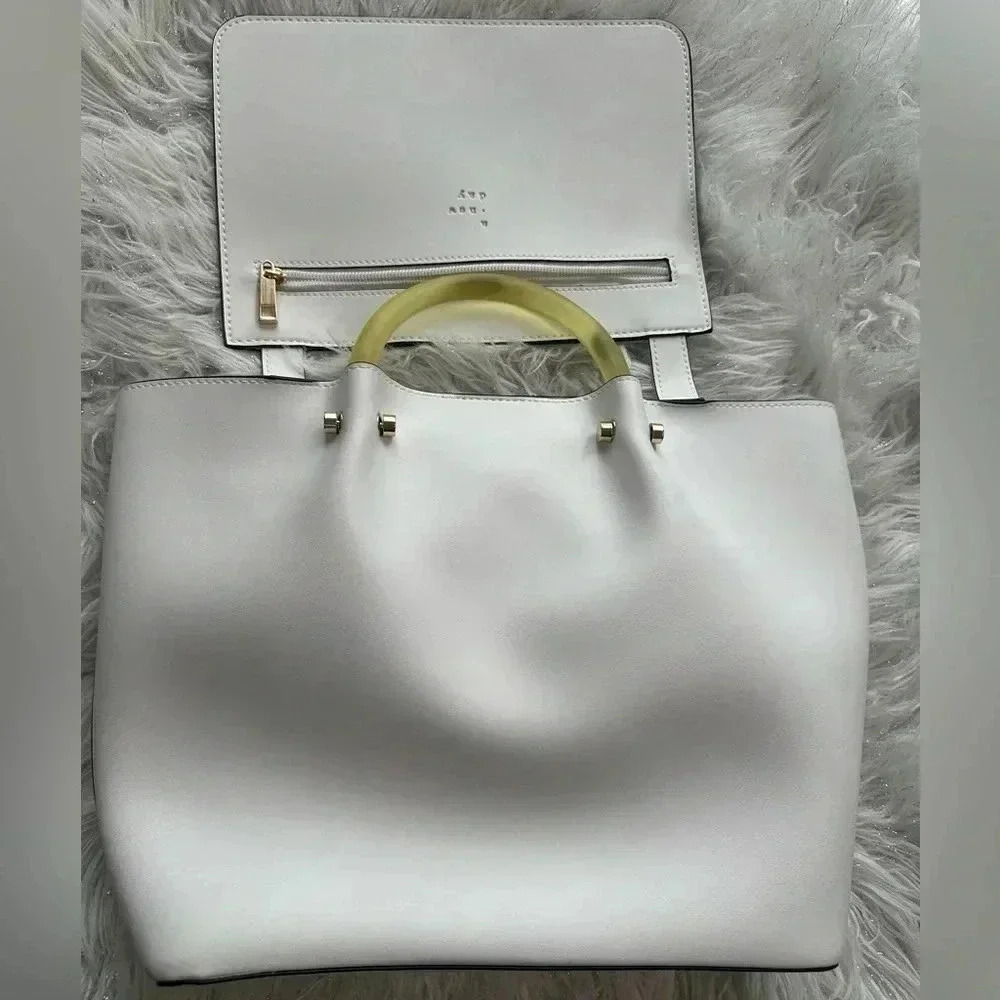 New Day Bag , Beautiful Metallic Details In The Green Handles Looks Expensive